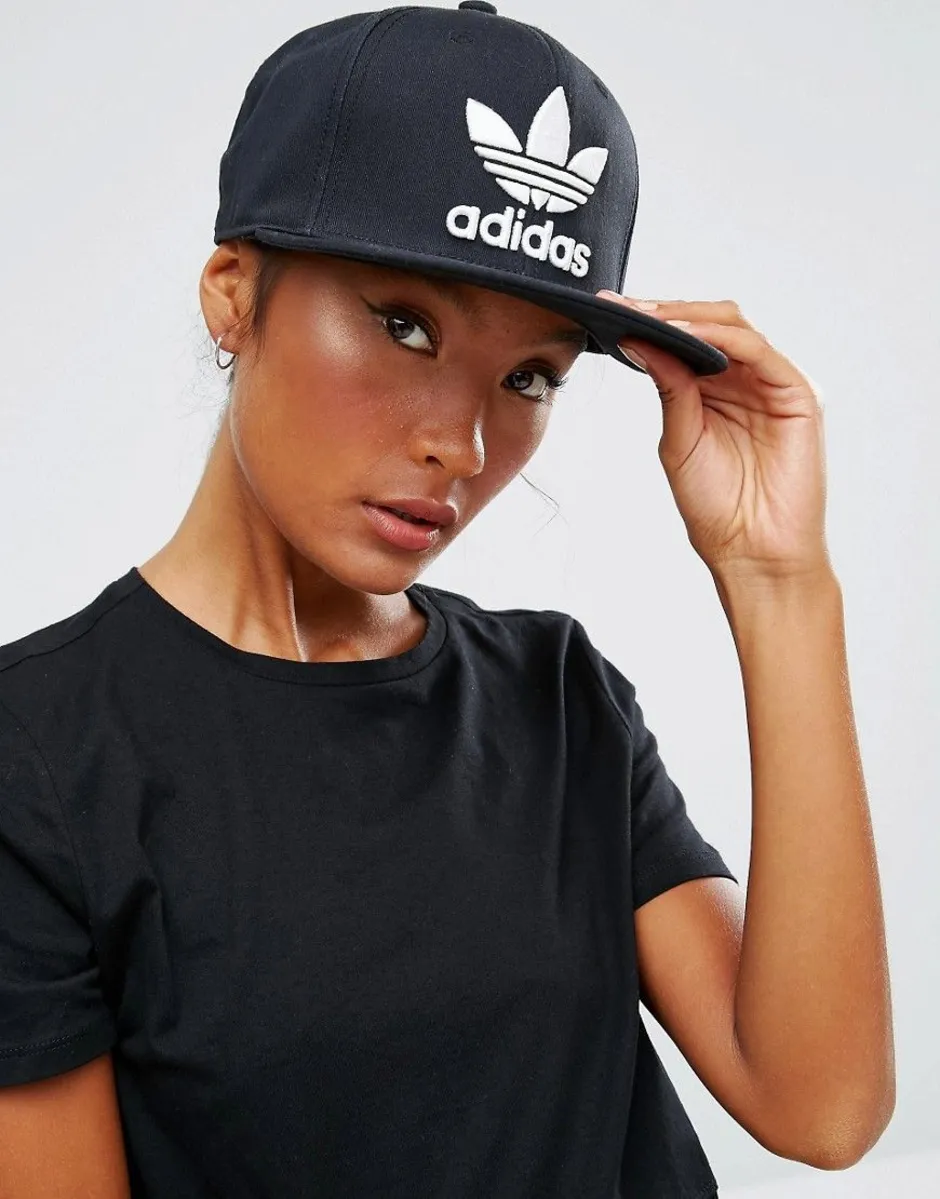 Включи кепки. Бейсболка adidas Snapback logo cap. Adidas Snapback Trucker cap.