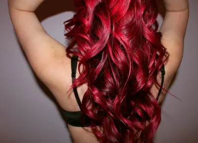 Красные пряди на темных волосах фото