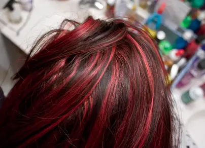 Окрашивание волос красными прядями фото