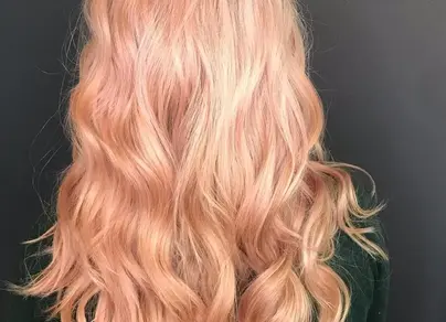 Персиковый блонд фото на волосах