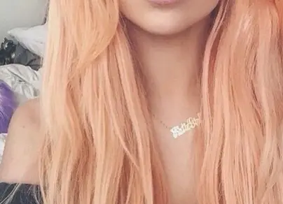Персиковый блонд фото на волосах
