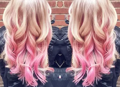 Розовые пряди на светлых волосах фото