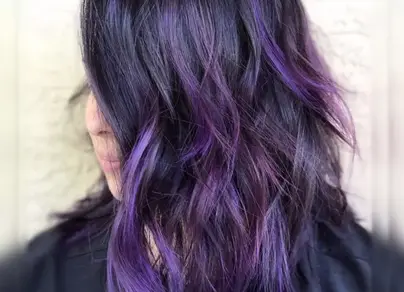 Фиолетовые пряди на темных волосах фото
