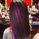 Фиолетовые пряди на темных волосах фото