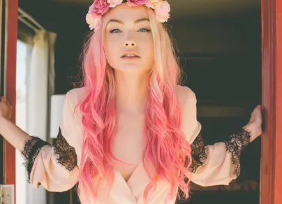 Картинки девушки с розовыми волосами