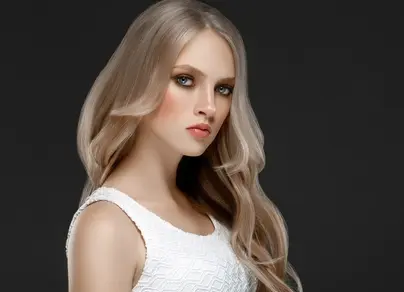 Фото девушки с длинными белыми волосами