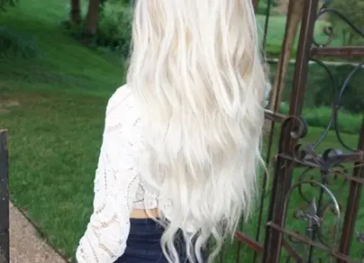 Фото девушки с длинными белыми волосами