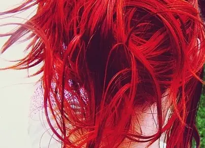 Фото девушки с красными волосами со спины