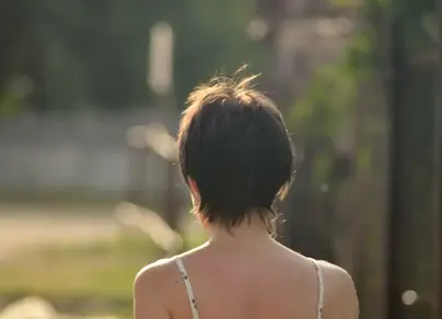 Фото девушки со спины с короткими волосами