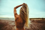 Фото девушки спиной с длинными волосами