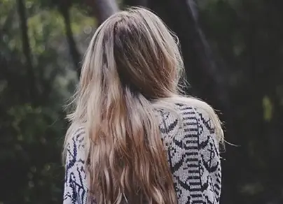Фото девушки спиной с длинными волосами русыми