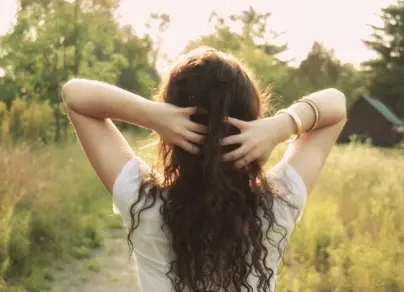 Фото девушки спиной с коричневыми волосами