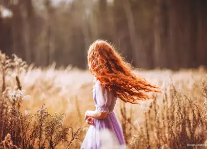 Фото рыжеволосой девушки со спины длинные волосы
