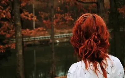 Фото рыжих девушек со спины короткие волосы