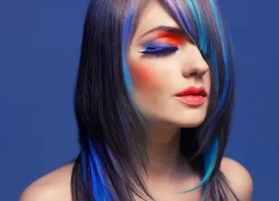 Фото с цветными прядями на волосах