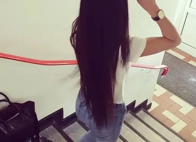 Фото брюнетки с длинными волосами со спины