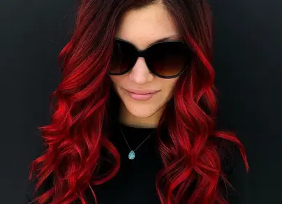 Красная прядь на черных волосах фото