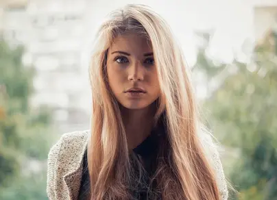 Фотография девушки с русыми волосами