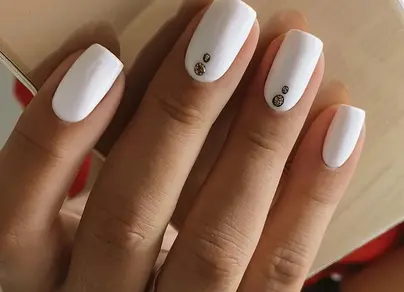 Фото красивых белых ногтей