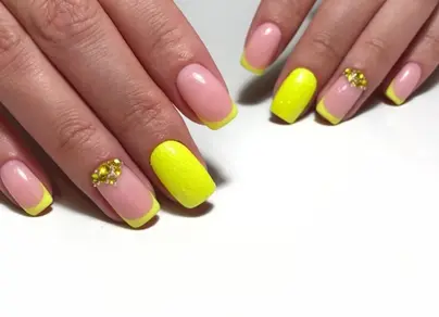 Желтый френч на ногтях фото