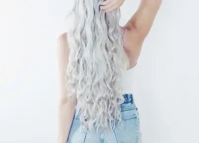 Фотография девушки с белыми волосами